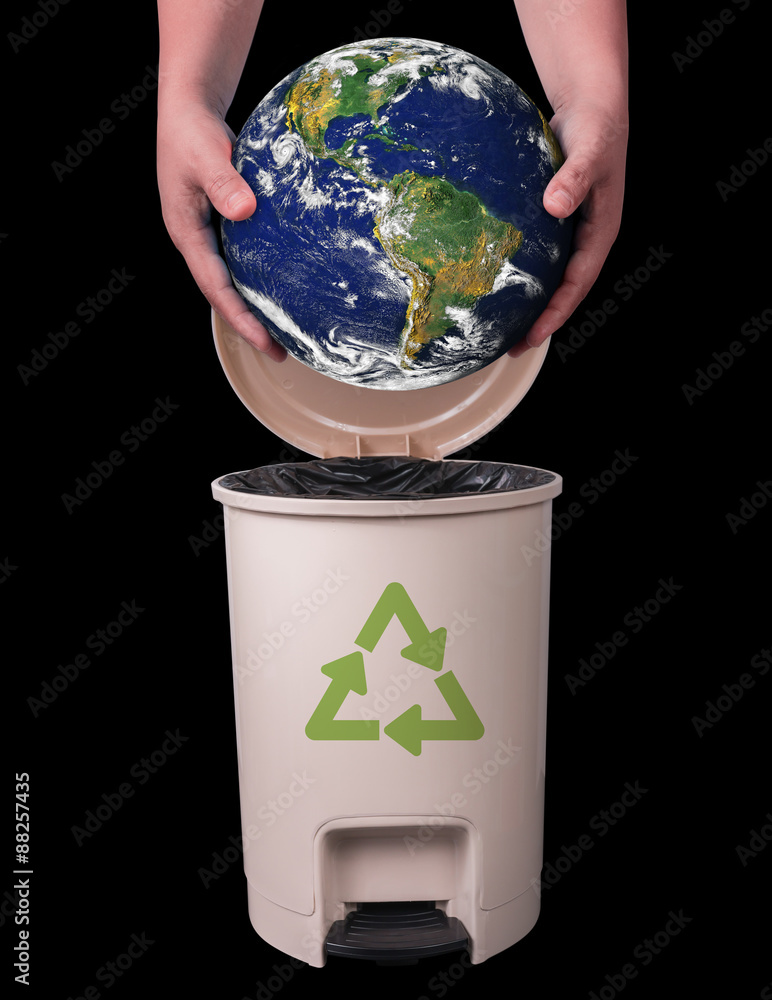 手拿地球放在回收箱的顶部。来自美国国家航空航天局的地球原始图像