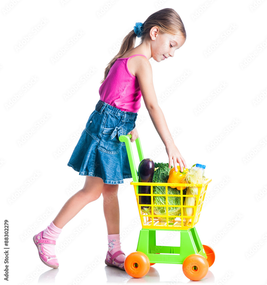 女孩拿着超市里的一篮子产品