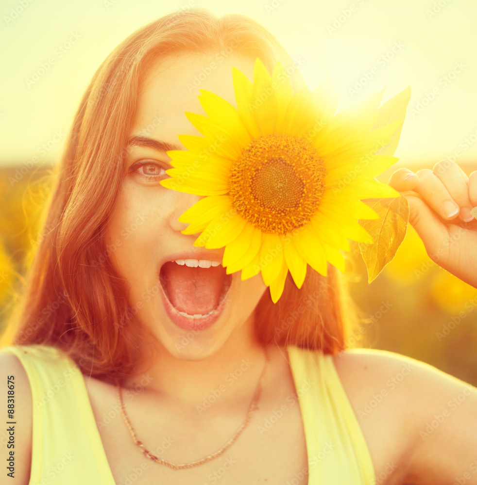美丽快乐的少女与向日葵