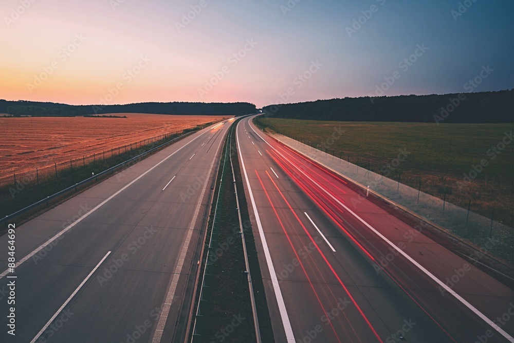日出时的高速公路