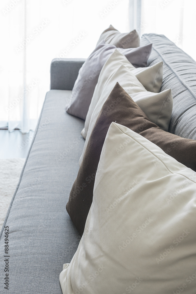 现代灰色沙发上的一排枕头