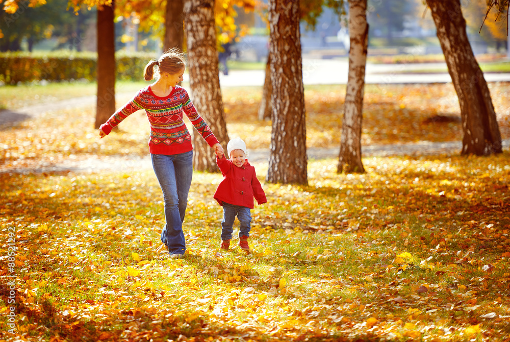 快乐的家庭妈妈和孩子小女儿在秋天散步