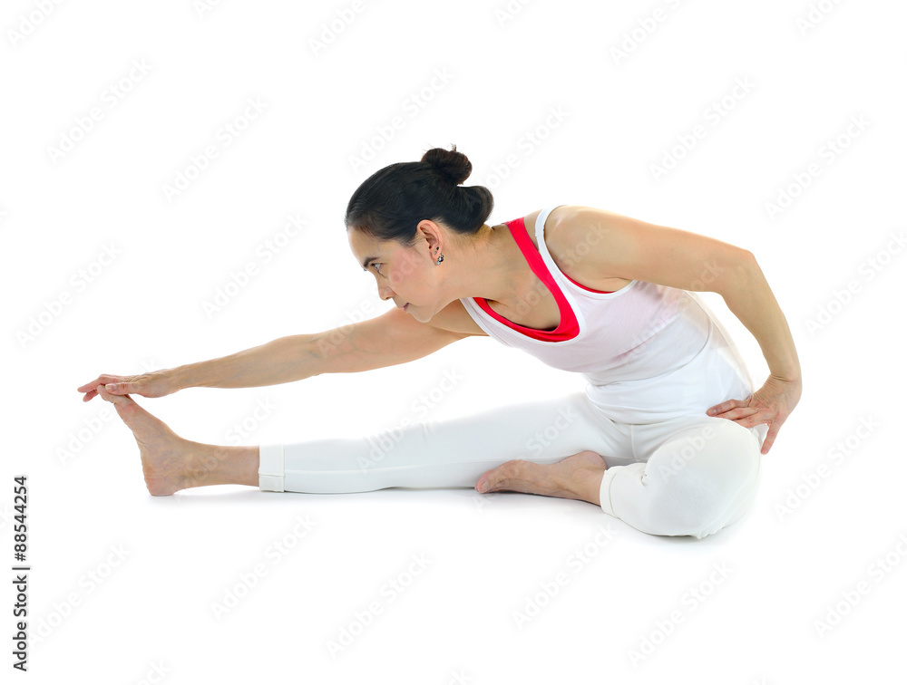 隔离在白色背景下锻炼和拉伸的中年女性