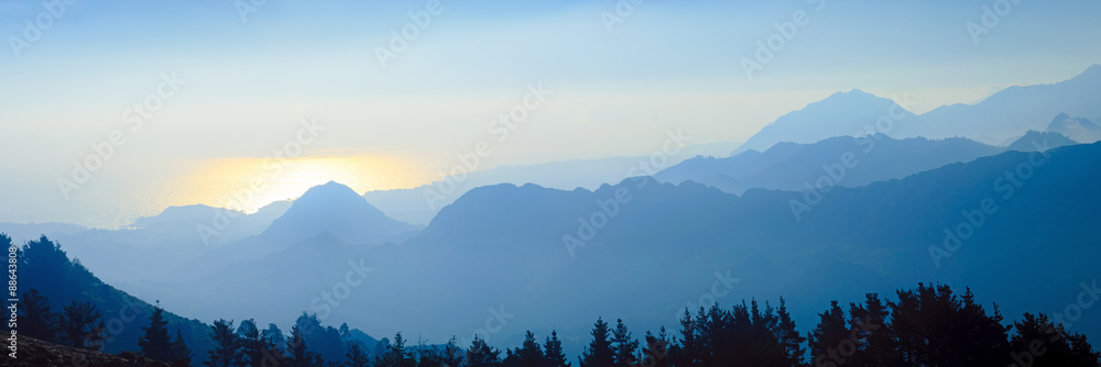 Gebirgs剪影bei Sonnenaufgang（Picos de Europa/Spanien）