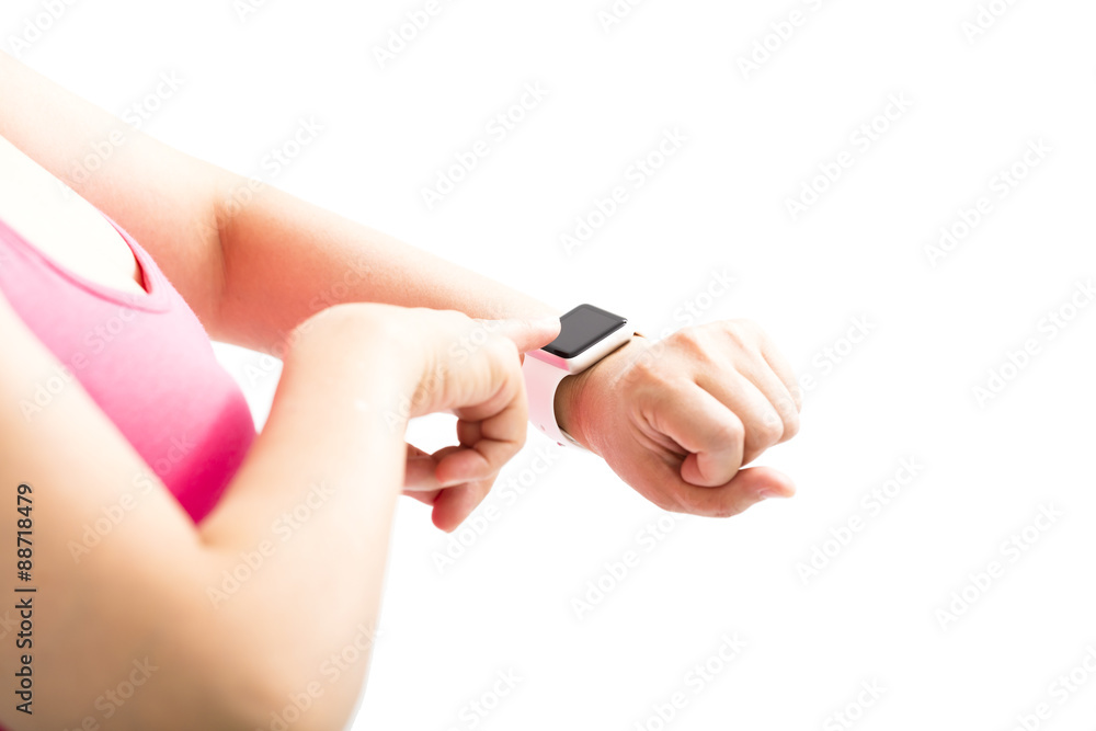 年轻女性手指触摸运动智能手表