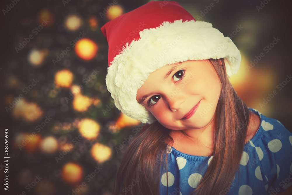 戴着圣诞帽的快乐小女孩