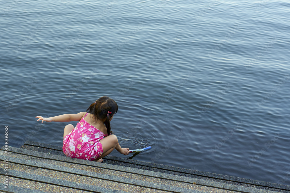 可爱的小女孩在湖中玩耍