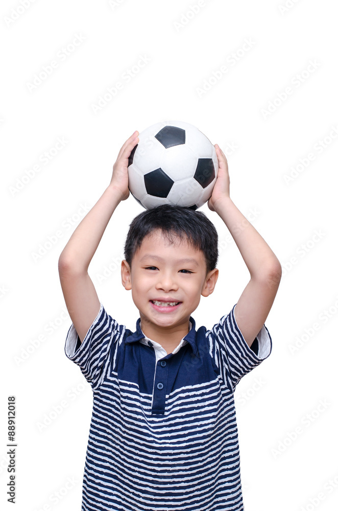 亚洲男孩将球举过白人