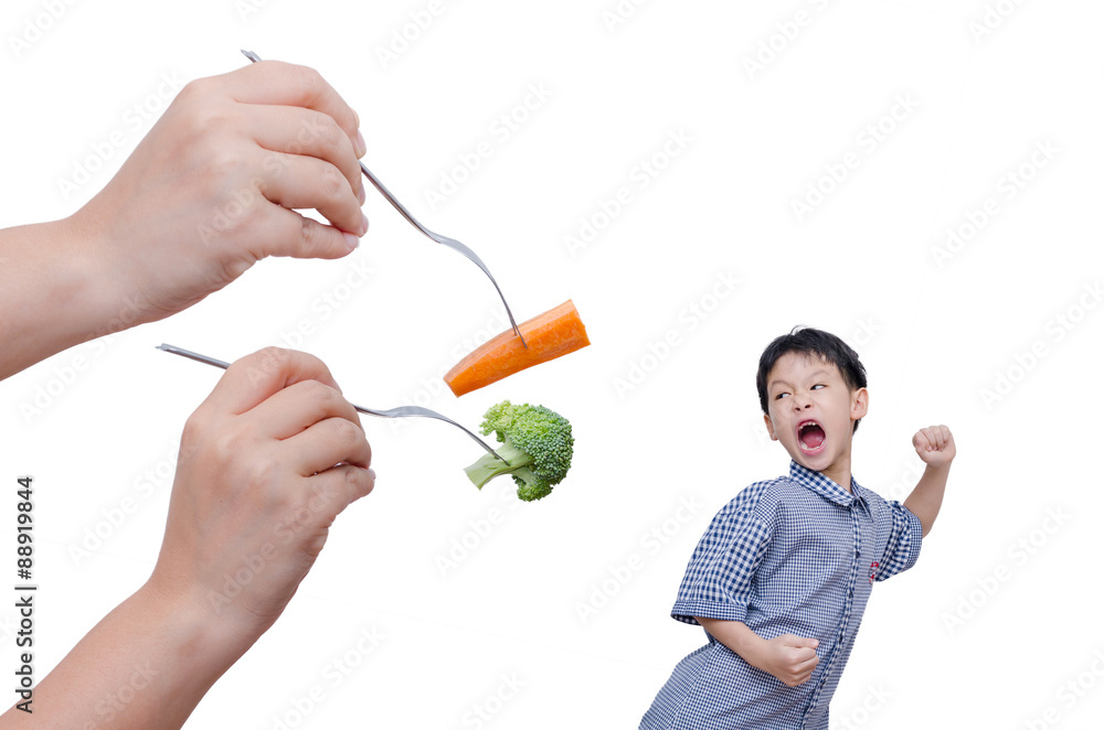 亚洲小男孩在吃白色蔬菜时逃跑了