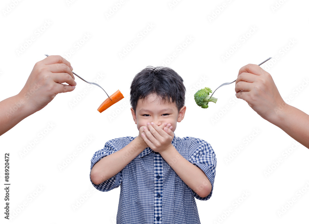 亚洲男孩因为不想吃蔬菜而用手闭上嘴巴