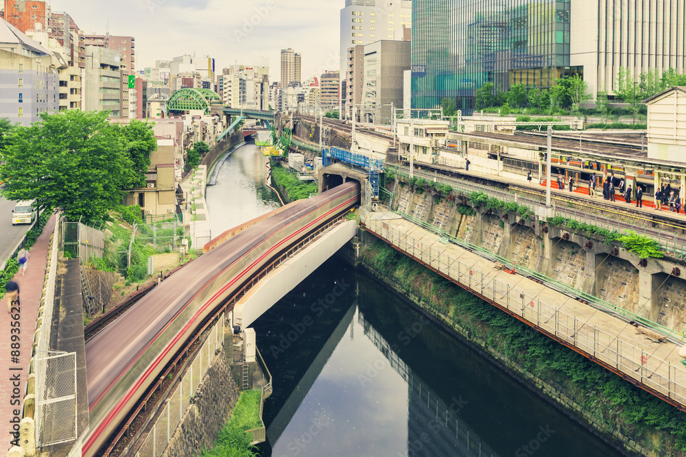 日本东京都尾水市的多条列车线路