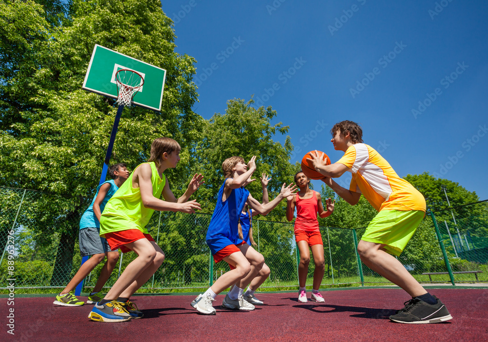 青少年儿童一起打篮球