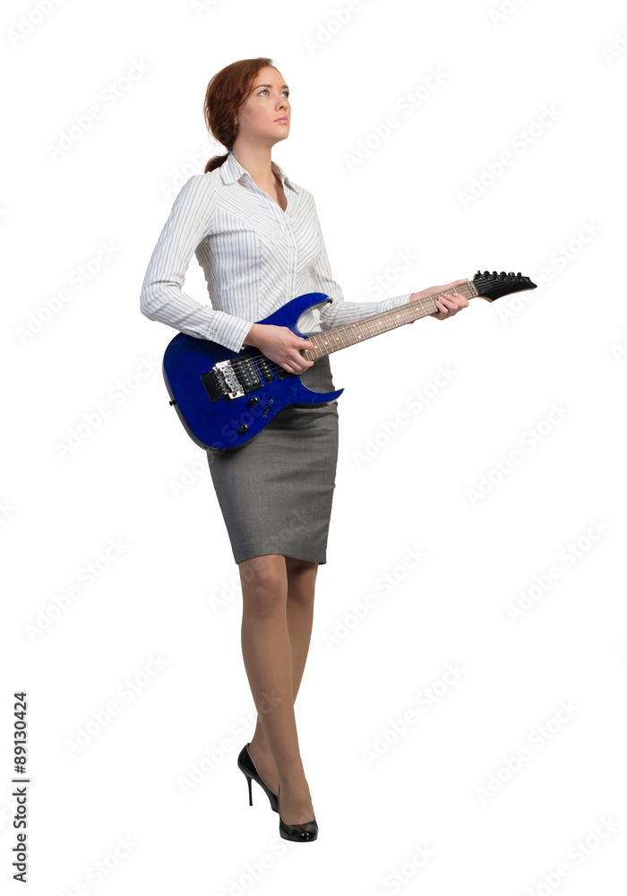 带吉他的女商人