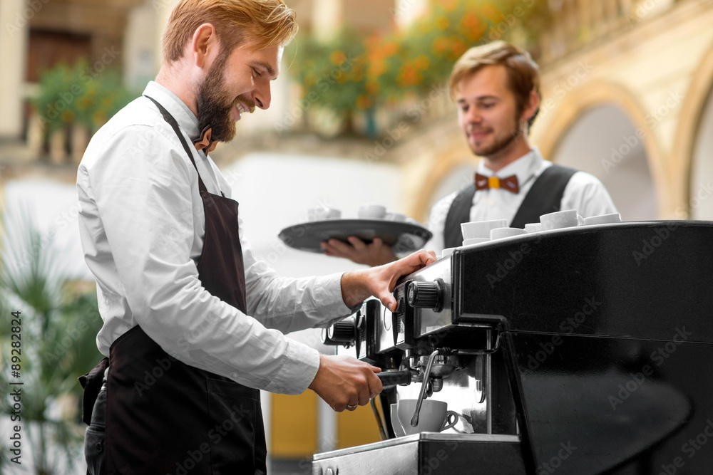 咖啡师与服务员一起煮咖啡