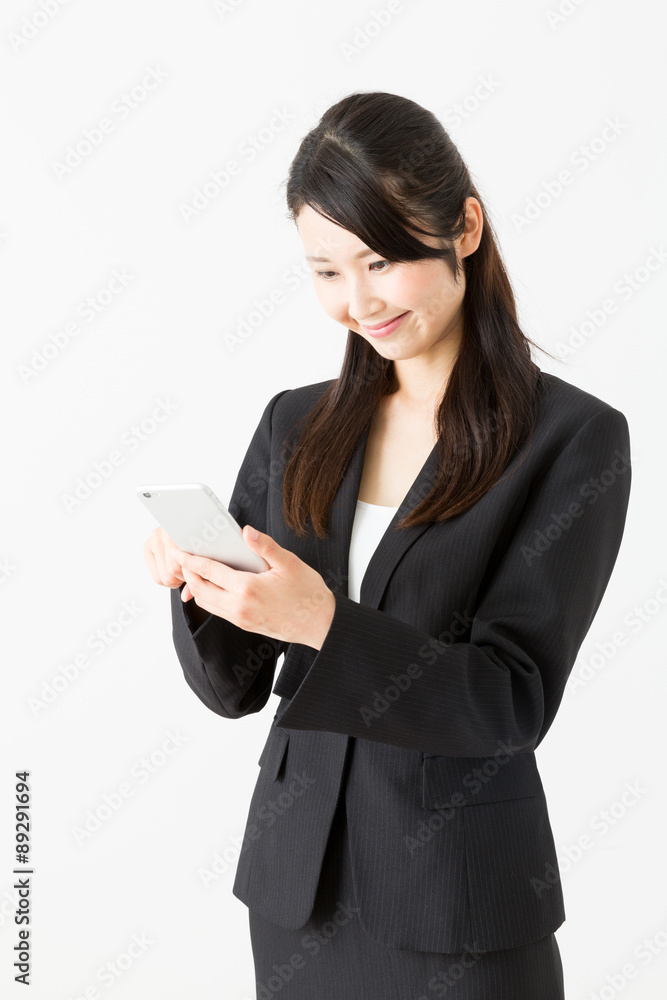 在白色背景下使用智能手机的亚洲女商人