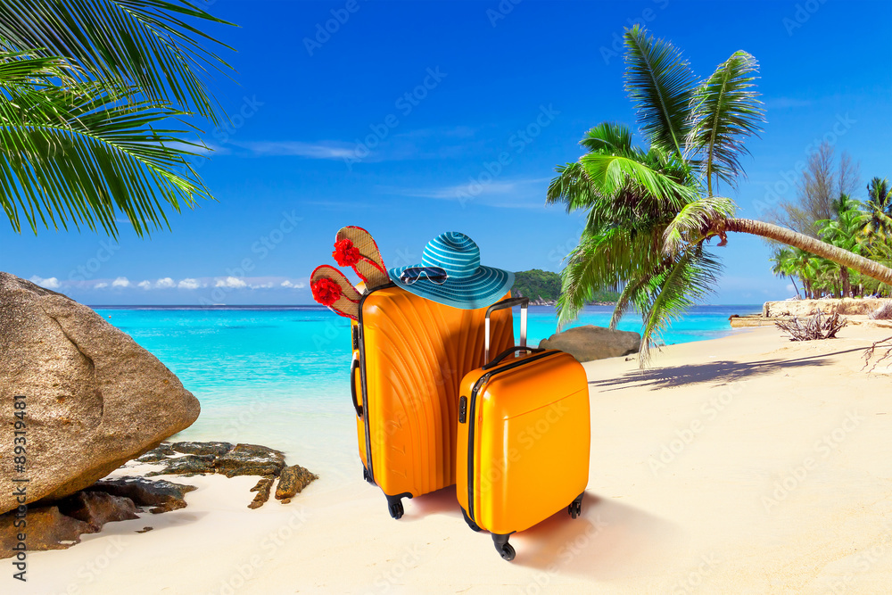 带着行李在热带海滩度过的暑假