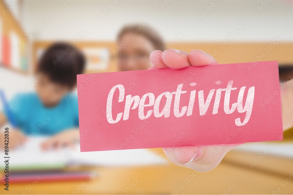创造力对抗漂亮老师在课堂上帮助学生