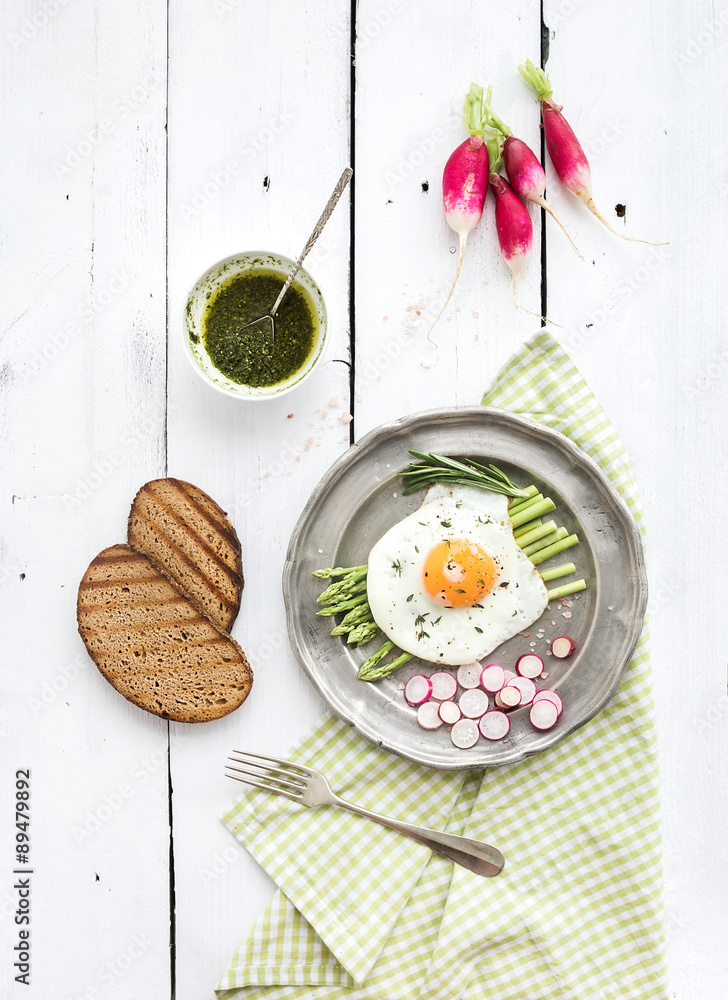 健康早餐套装。芦笋、萝卜、绿色煎蛋
