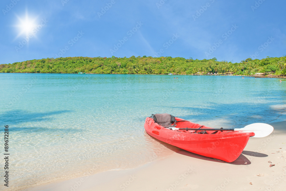 夏季、旅行、度假和度假概念-红色皮划艇