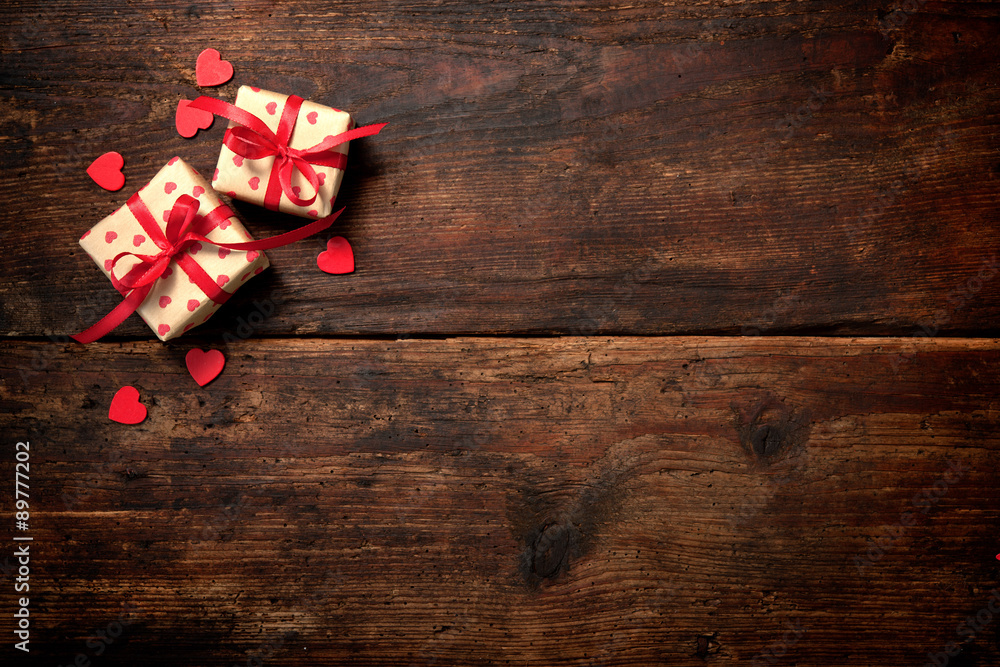 Geschenkboxen, Geschenke, Geschenkpakete  auf dunklem Holz Hintergrund