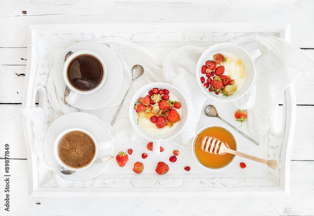 健康早餐套装。酸奶、蜂蜜和野生草莓碗