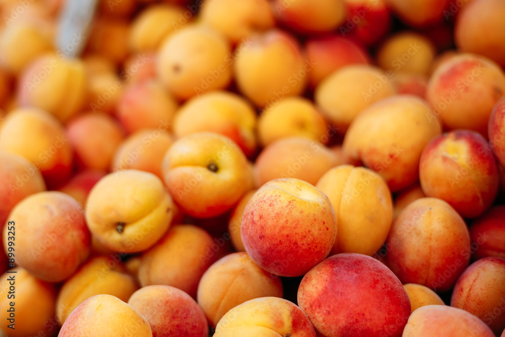 桃子特写水果背景。新鲜有机豌豆系列