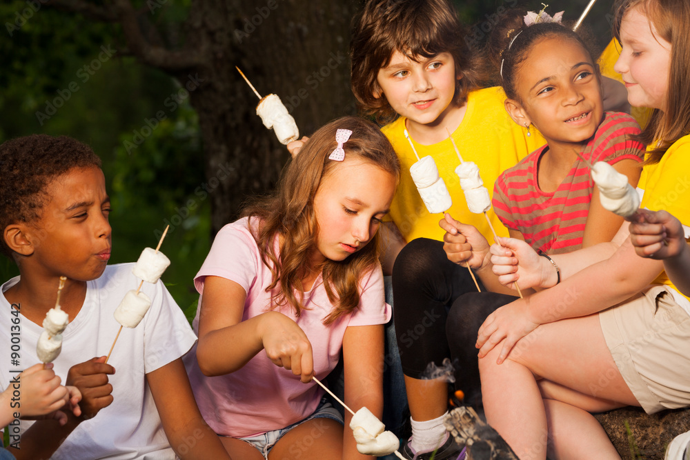 孩子们在露营时享受篝火大餐