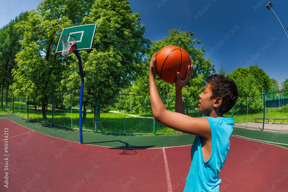 阿拉伯男孩在篮球球门投球
