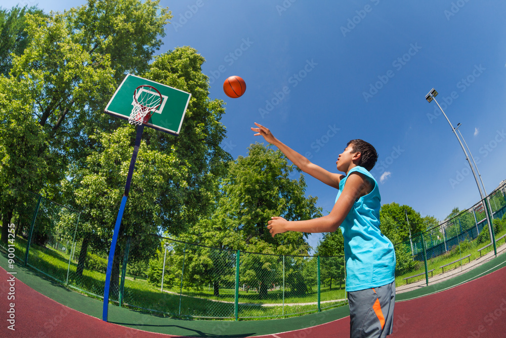 阿拉伯男孩带球飞向篮球球门