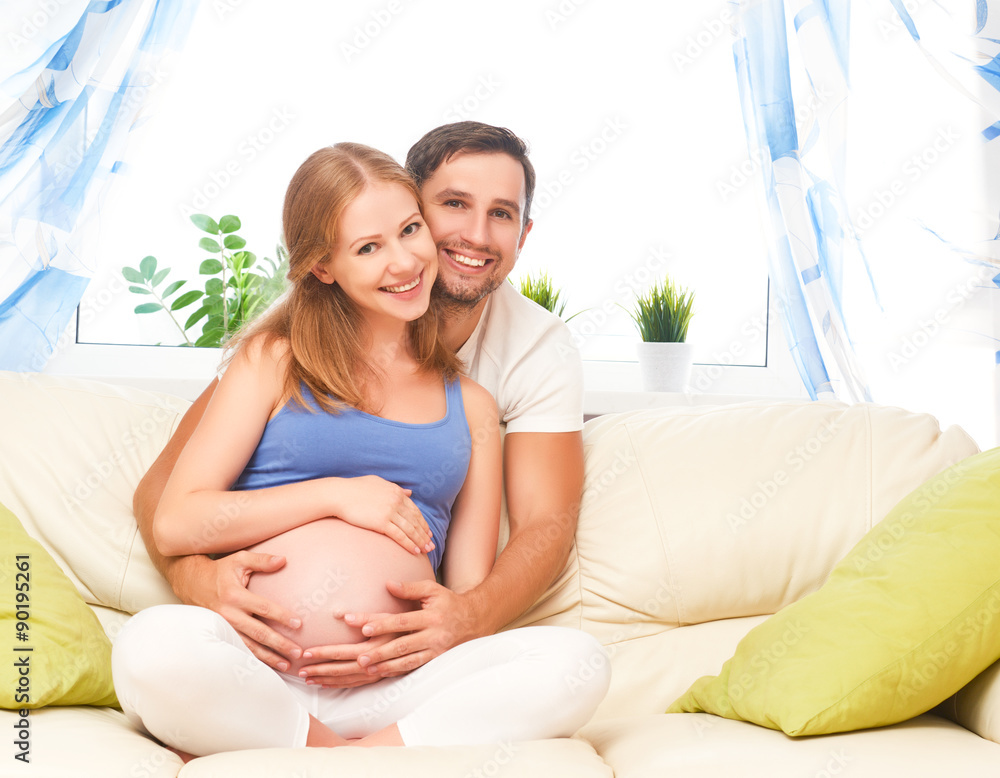期待宝宝出生的幸福家庭。怀孕的woma