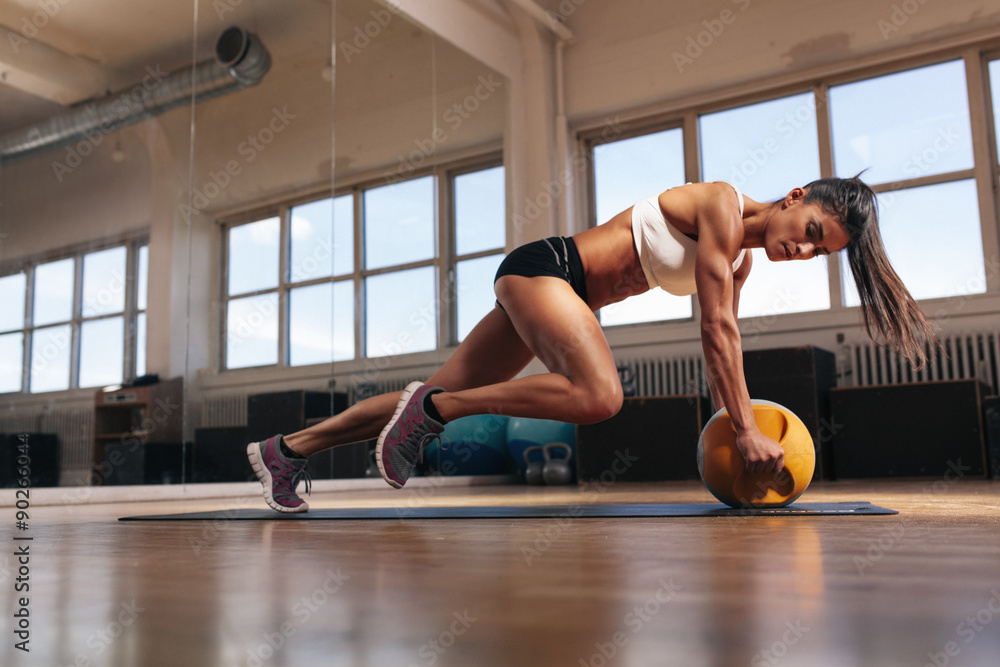 肌肉发达的女性进行高强度核心锻炼