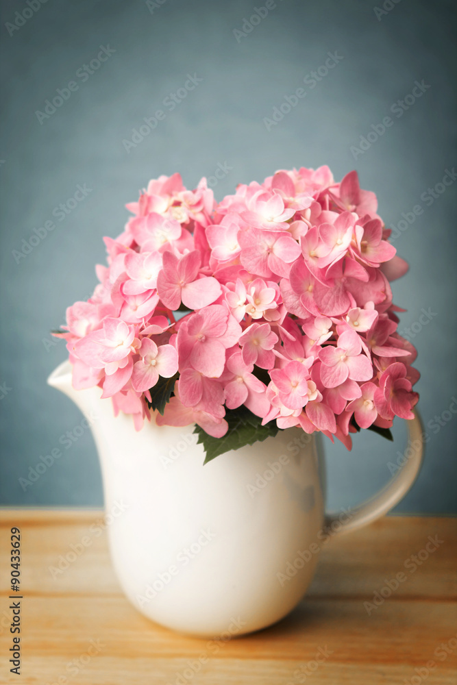 甜粉色绣球花的复古色调