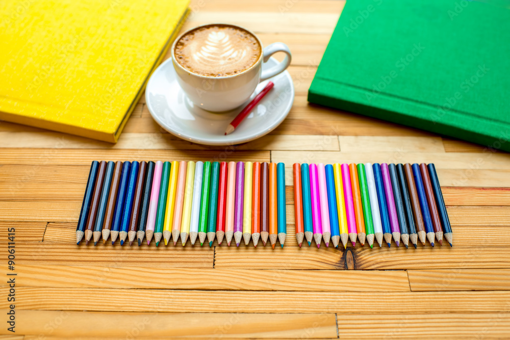 彩色铅笔配书和咖啡