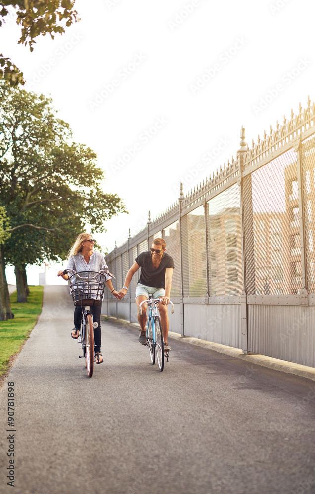 年轻夫妇在自行车道上骑行