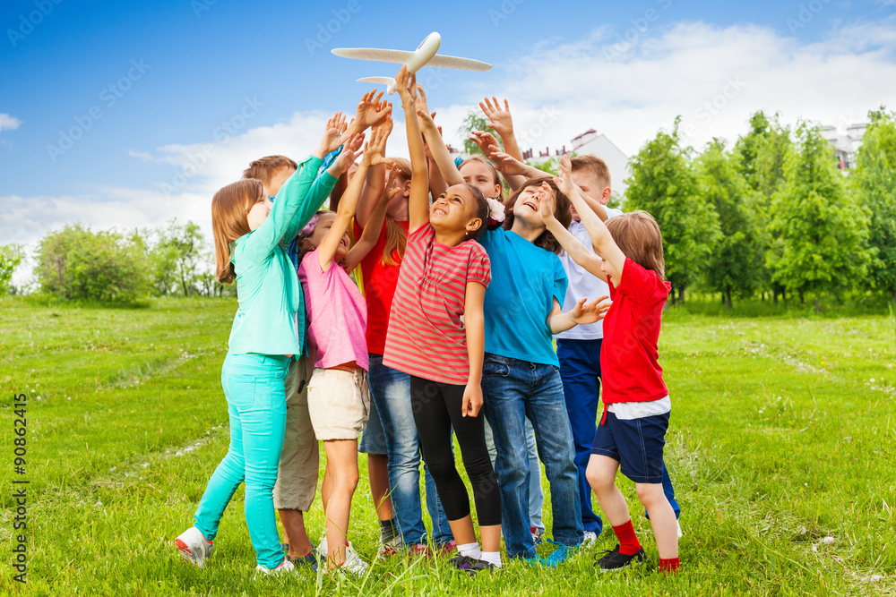 一群孩子追逐白色大飞机玩具