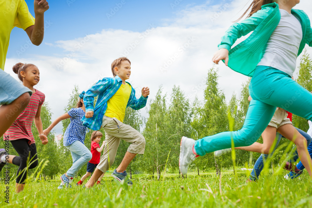 奔跑的儿童在绿野中的视野