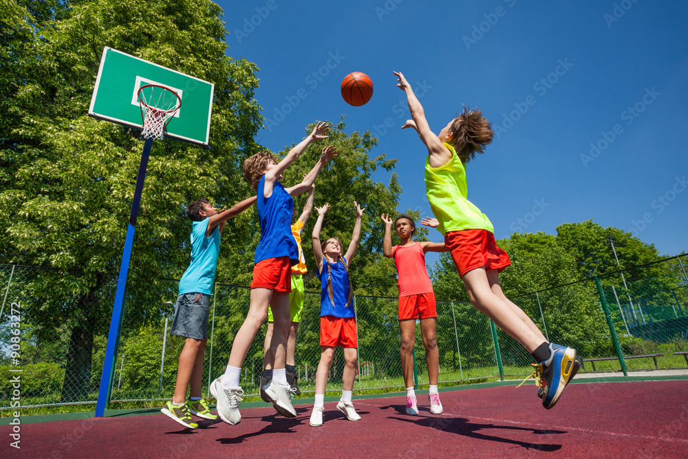 青少年一起跳篮球