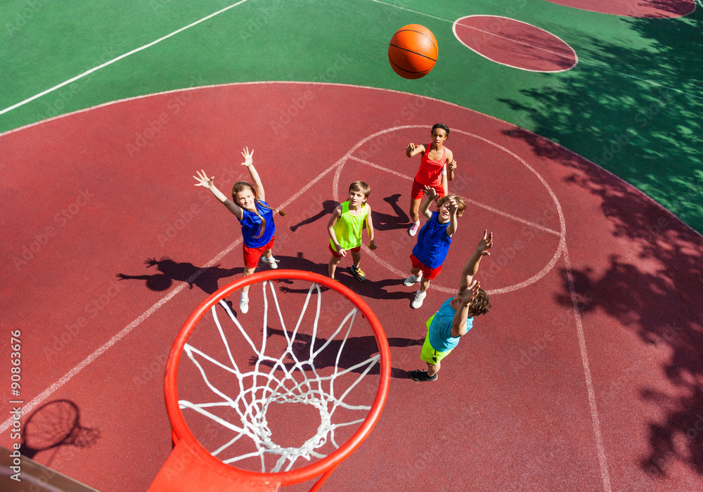 篮球过程中飞球到篮筐的俯视图