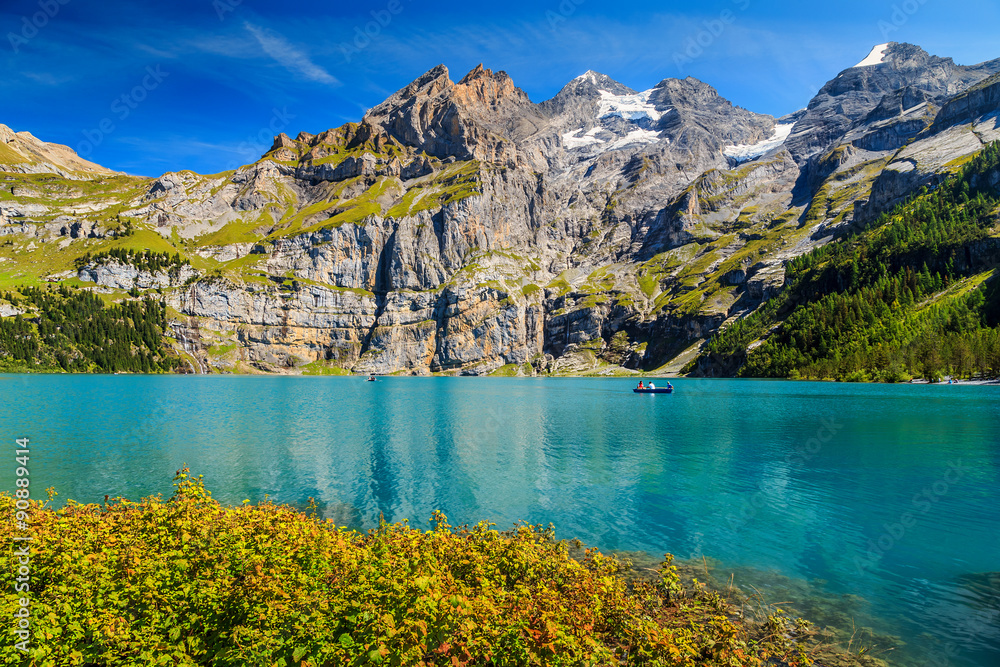 令人惊叹的蓝色湖泊，拥有高山和冰川，瑞士奥斯基嫩西