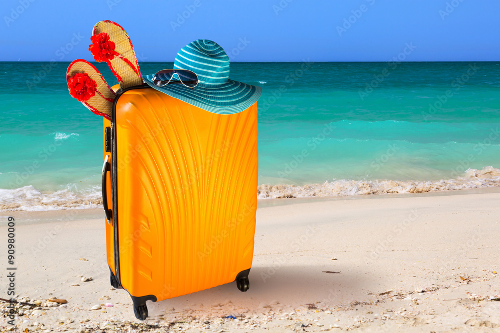 热带海滩上带着行李的暑假