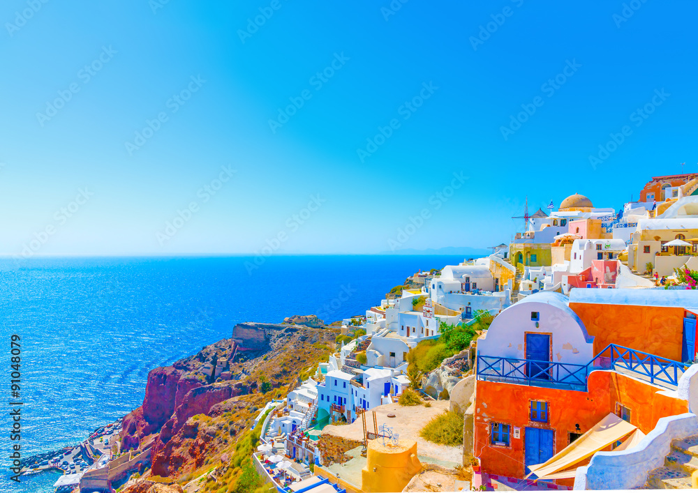 从Oia眺望大海，希腊圣托里尼岛最美丽的村庄