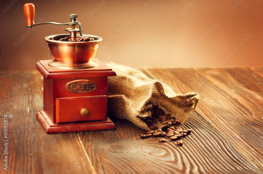 咖啡机，木质老式桌子上放满了烤咖啡豆的粗麻布袋