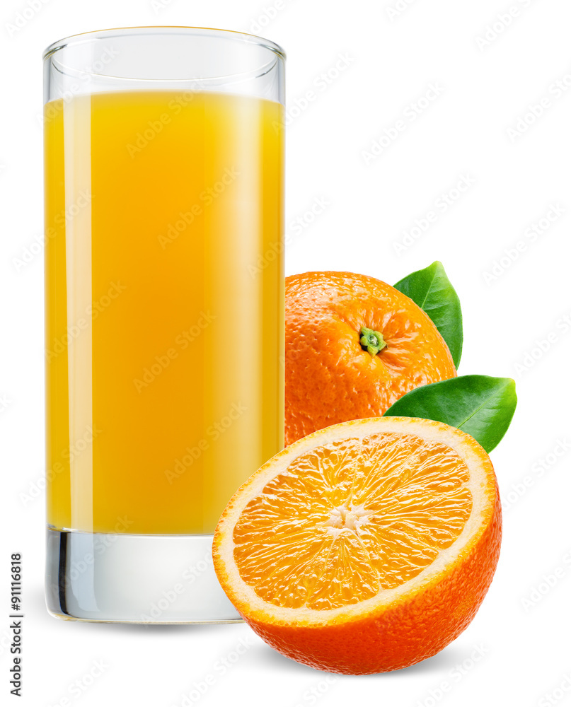 一杯橙汁，白色上有分离的水果。
