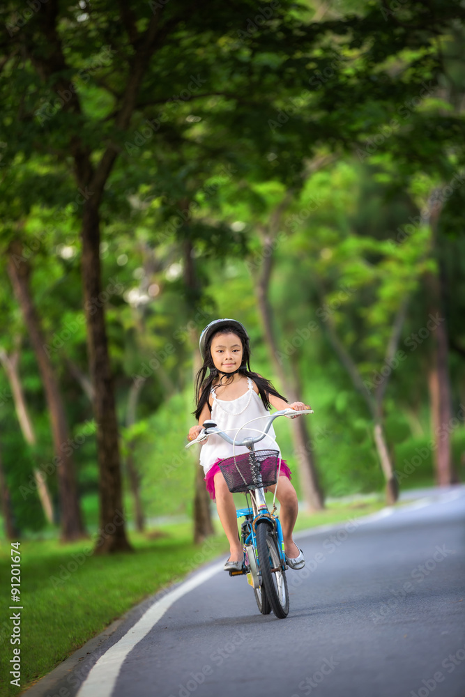 骑自行车的亚洲小女孩