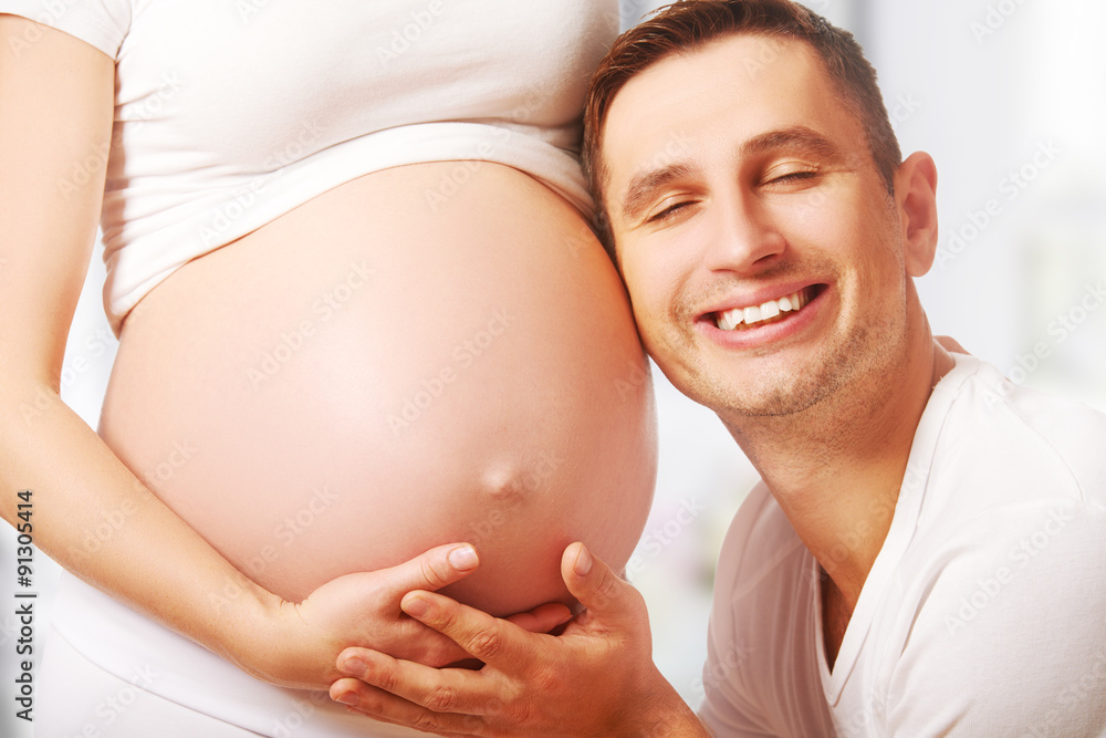 孕妇的肚子和幸福男人未来的父亲