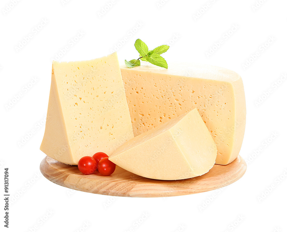 一块白底分离的奶酪。奶酪配番茄和薄荷叶
