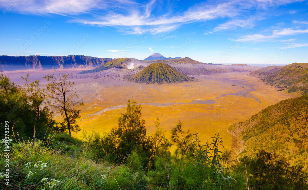 印度尼西亚东爪哇日出时的布罗莫火山