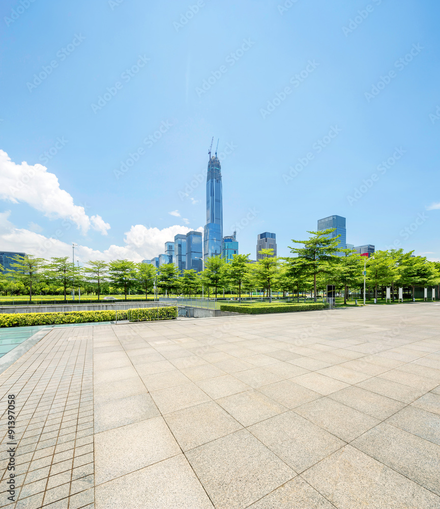 中国深圳的空旷广场和摩天大楼