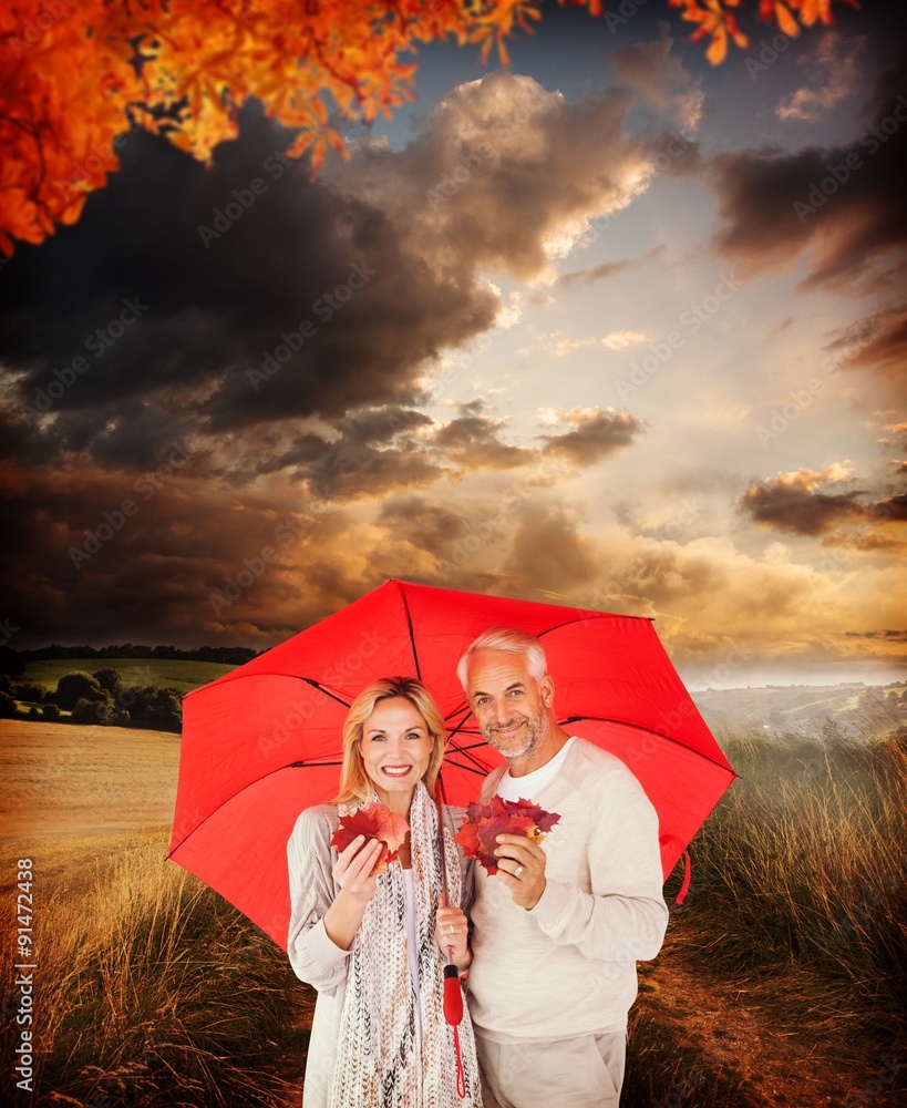 红色雨伞下幸福夫妇的肖像合成图像