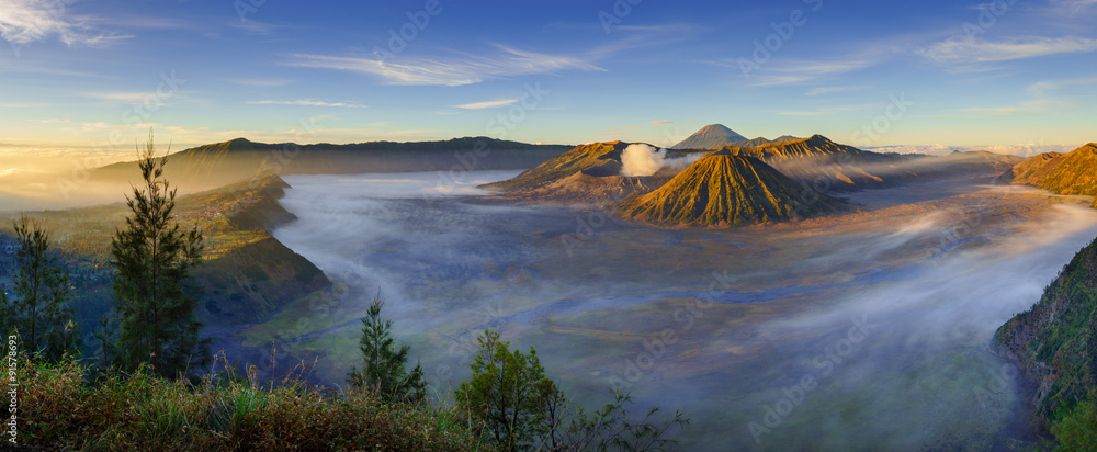 印度尼西亚东爪哇日出时的布罗莫火山